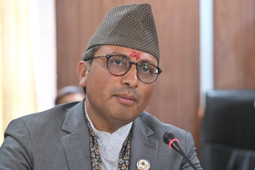 सचिवहरूलाई स्वर्णिम वाग्लेको फोन– शक्तिशाली सरकार आउँदै छ, कुनै निर्णय गर्न हतार नगर्नू